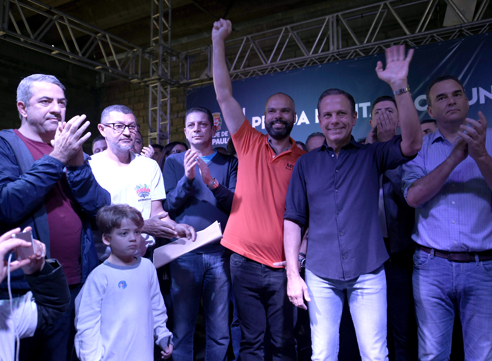 Na imagem, a foto do Prefeito de São Paulo, Bruno Covas, ao lado do Governador João Dória e equipe técnica. 